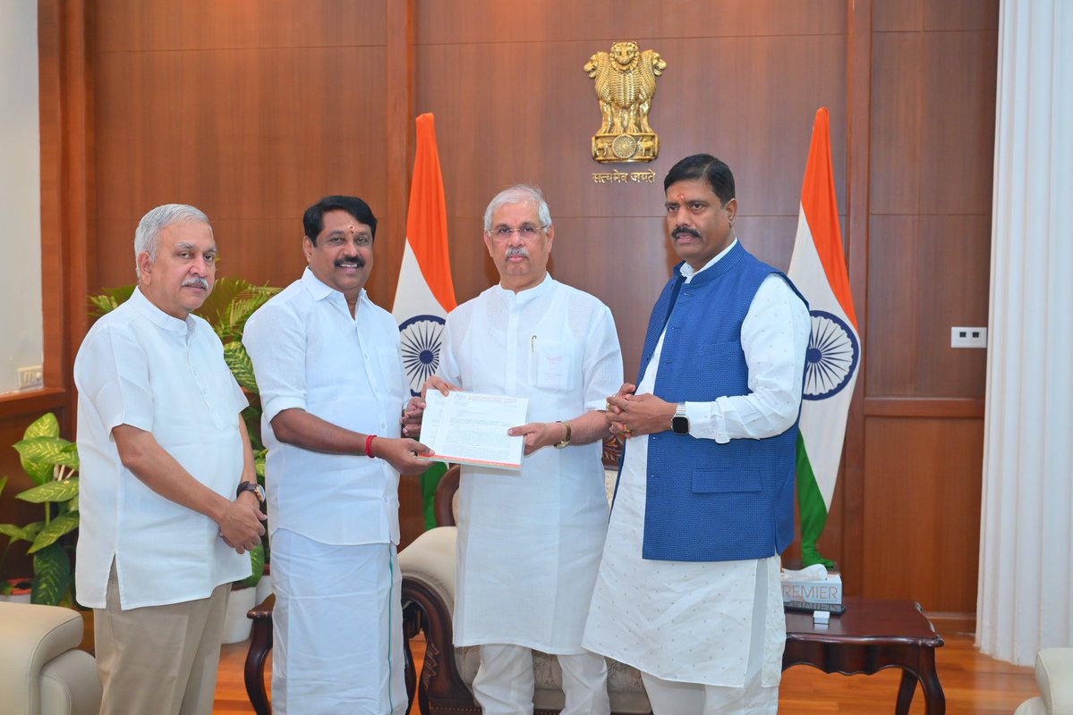 தவெக அரசு, அமைச்சர்கள் மீது புகார்: ஆளுநரை சந்தித்து மனு அளித்த நயினார் நாகேந்திரன்!